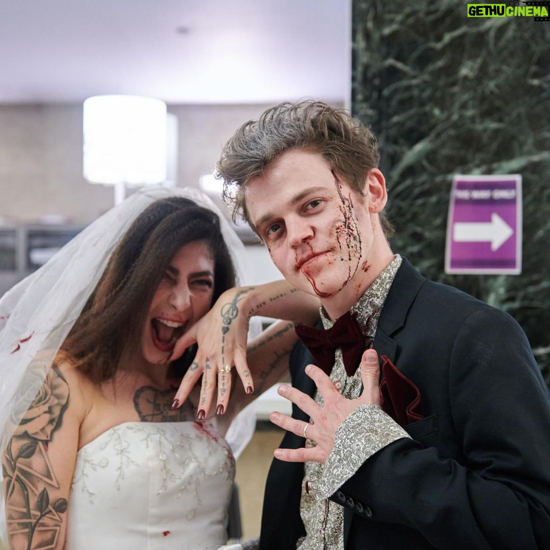 Sam Clemmett - 6.7K Likes - I’ve been married to my best friend for 2 weeks. Damn I’m lucky.
📸 @lisapavlova