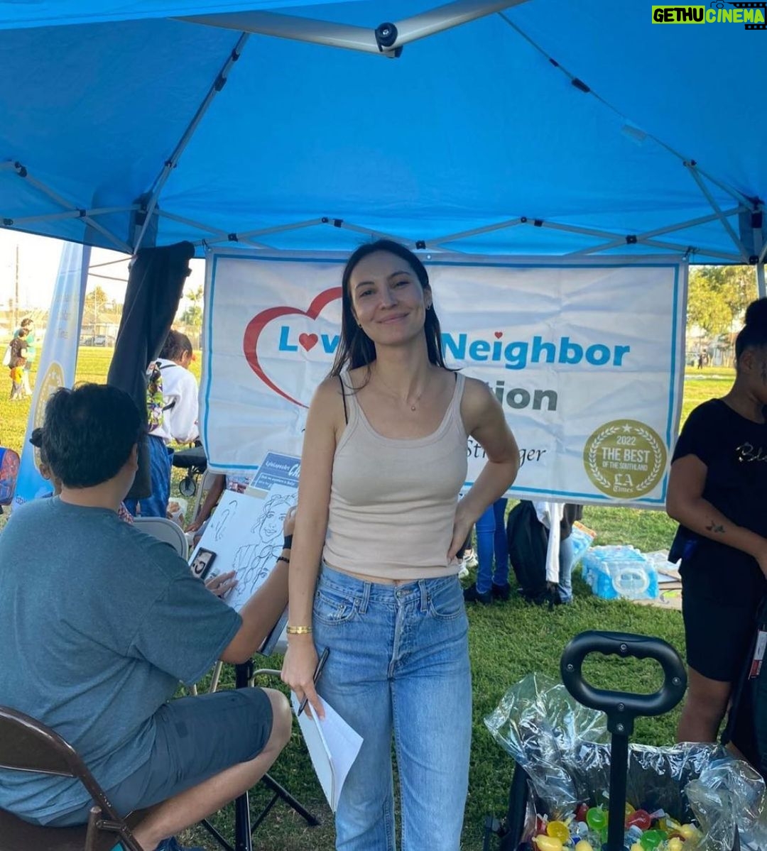 Samantha Robinson Instagram - 🫶 @lovemyneighborfoundation donate if you can!