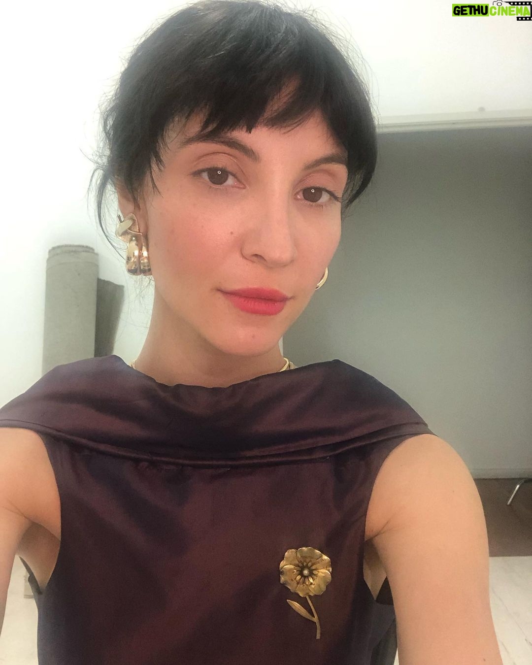 Samantha Robinson Instagram - @annaquinny gave me bangs for a special project made with love by very special humans. Written & directed by @el_jaeger Cinematography @chuk.town Production design @_tall_black_weirdo_ Art director @hollystyrene Insane costume design @tsunamigirl_ 💜✨💜
