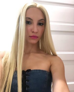 Samantha Robinson Instagram - “That’s hot”