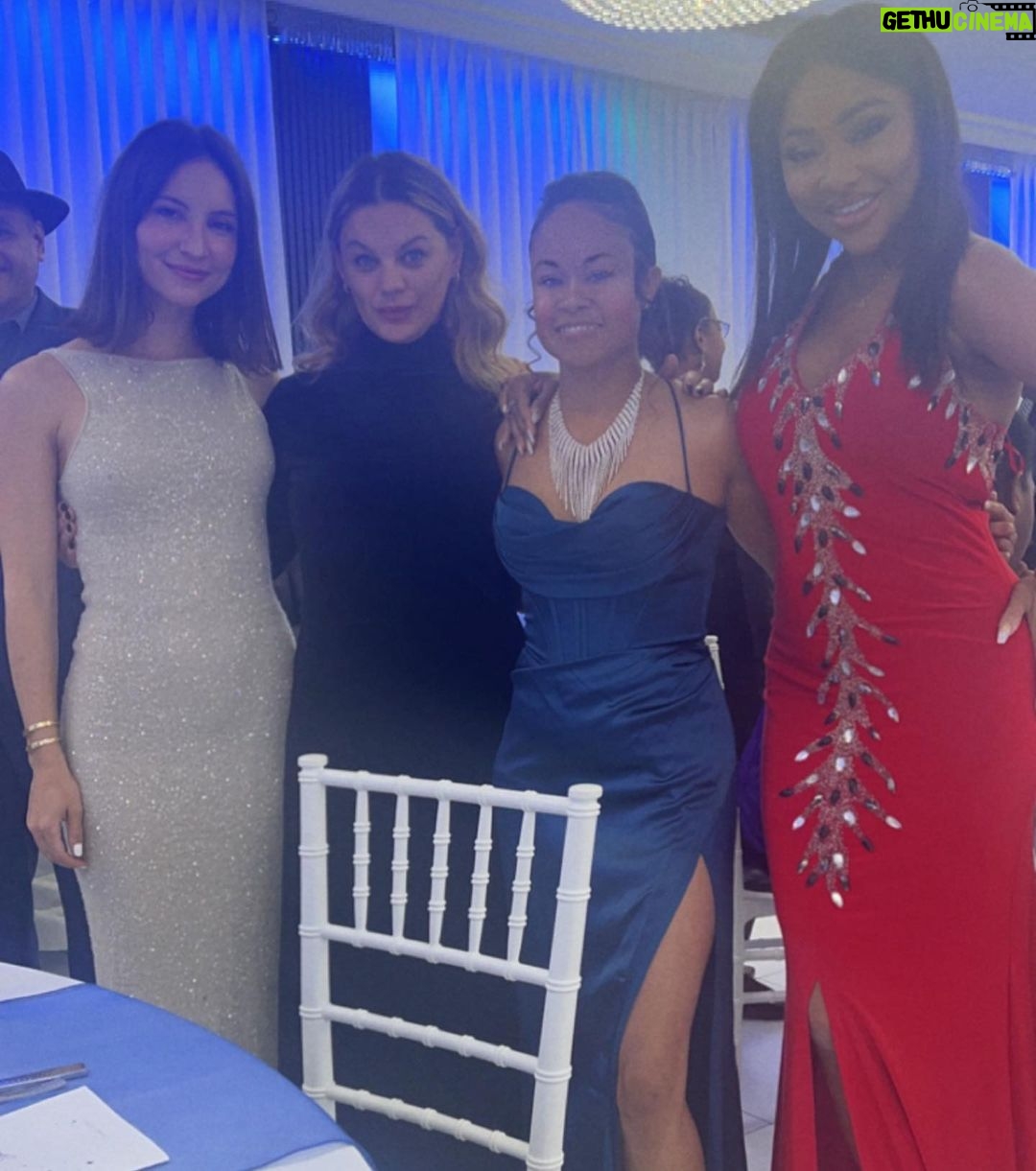 Samantha Robinson Instagram - Last week at @lovemyneighborfoundation gala 🩷