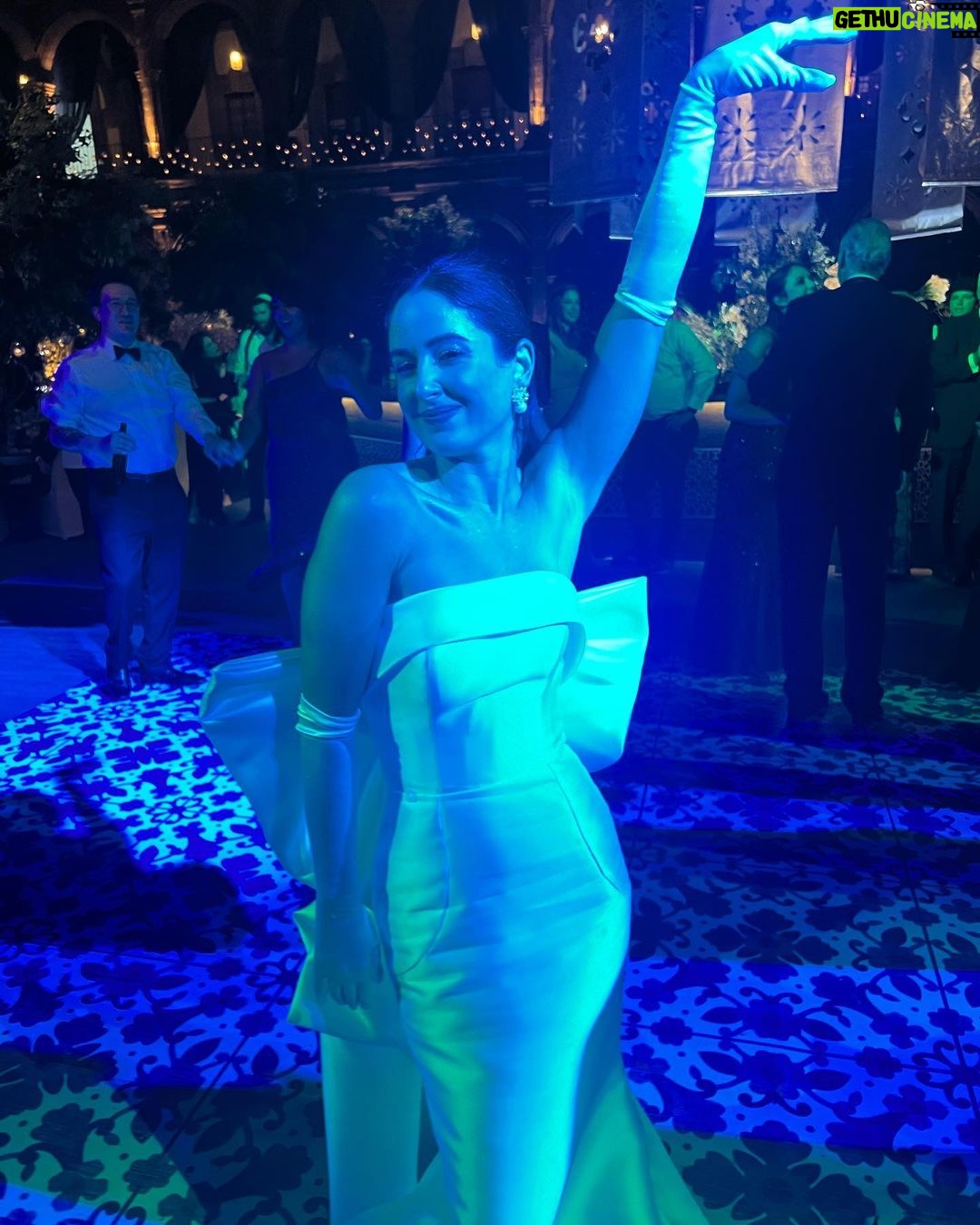 Samantha Robinson Instagram - This wedding was insane! 🤩 Congratulations to the newlyweds @wepaitstalia & @maxwellkarmazyn 🍾❤️ I wish you a lifetime of happiness! ❤️ Mexico City, Mexico
