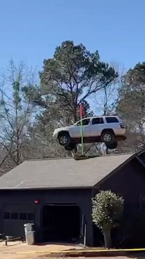 Samuel Ratsch Instagram - He clipped the house 👀 @darbyallin went all out on this jump!
(via: @darbyallin) #GoNitro