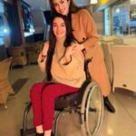 Sana Javed Instagram - My beautiful one 😘❤️🤗 Love youuuu @muniba.mazari 😘🥰 One crazy evening 🤣