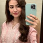 Sana Javed Instagram – 🌸

@hairbyawais @zeeshu_mua