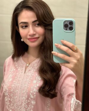 Sana Javed Instagram - 🌸

@hairbyawais @zeeshu_mua
