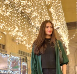 Sana Javed Instagram - Glitter in the sky , glitter in my eyes
Shining just the way I like ✨💫