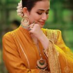 Sana Javed Instagram – 🍁 
👗: @mohsin.naveed.ranjha 
💄: @iamazeemabbasi 
💎: @allurebymht ✨