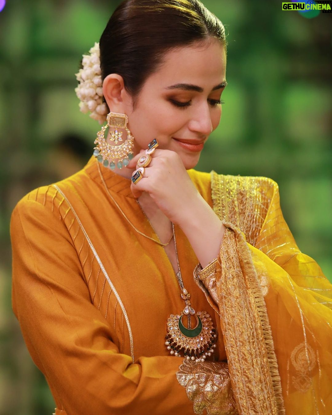 Sana Javed Instagram - 🍁 👗: @mohsin.naveed.ranjha 💄: @iamazeemabbasi 💎: @allurebymht ✨