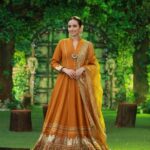 Sana Javed Instagram – 🍁
👗: @mohsin.naveed.ranjha
Hair and makeup : @iamazeemabbasi 💕