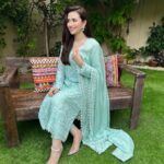 Sana Javed Instagram - 🕊 Obsessed with my outfit 🤍😍 👗: @rizwanbeyg 💎: @allurebymht