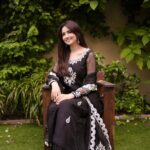 Sana Javed Instagram - 🤍 👗 @mayapretofficial 💎: @allurebymht 💄:@iamazeemabbasi 📸: @fazilasyedphotography