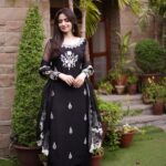 Sana Javed Instagram - 🤍 👗: @mayapretofficial 💄 : @iamazeemabbasi 📸 : @fazilasyedphotography