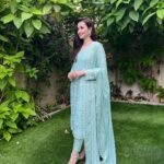 Sana Javed Instagram - 🕊 Obsessed with my outfit 🤍😍 👗: @rizwanbeyg 💎: @allurebymht