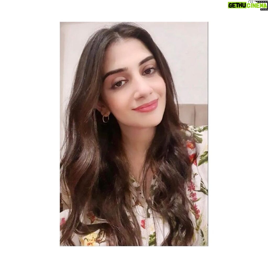 Sana Javed Instagram - Happy birthday to my beautiful sister my support system and my rock through thick and thin 😘♥ I love you so much 😘 @hinajavedofficial 🎂🎉