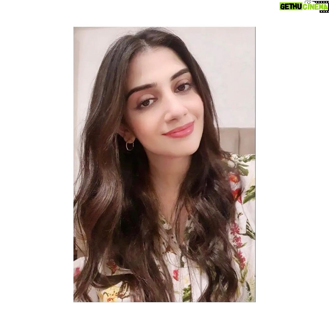 Sana Javed Instagram - Happy birthday to my beautiful sister my support system and my rock through thick and thin 😘♥️ I love you so much 😘 @hinajavedofficial 🎂🎉