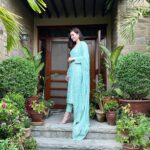 Sana Javed Instagram - 🕊 Obsessed with my outfit 🤍😍 👗: @rizwanbeyg 💎: @allurebymht