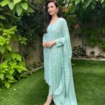 Sana Javed Instagram - 🕊 Obsessed with my outfit 🤍😍 👗: @rizwanbeyg 💎: @allurebymht