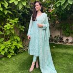 Sana Javed Instagram - 🕊 Obsessed with my outfit 🤍😍 👗: @rizwanbeyg 💎: @allurebymht