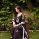 Sana Javed Instagram - 🤍 👗 @mayapretofficial 💎: @allurebymht 💄:@iamazeemabbasi 📸: @fazilasyedphotography