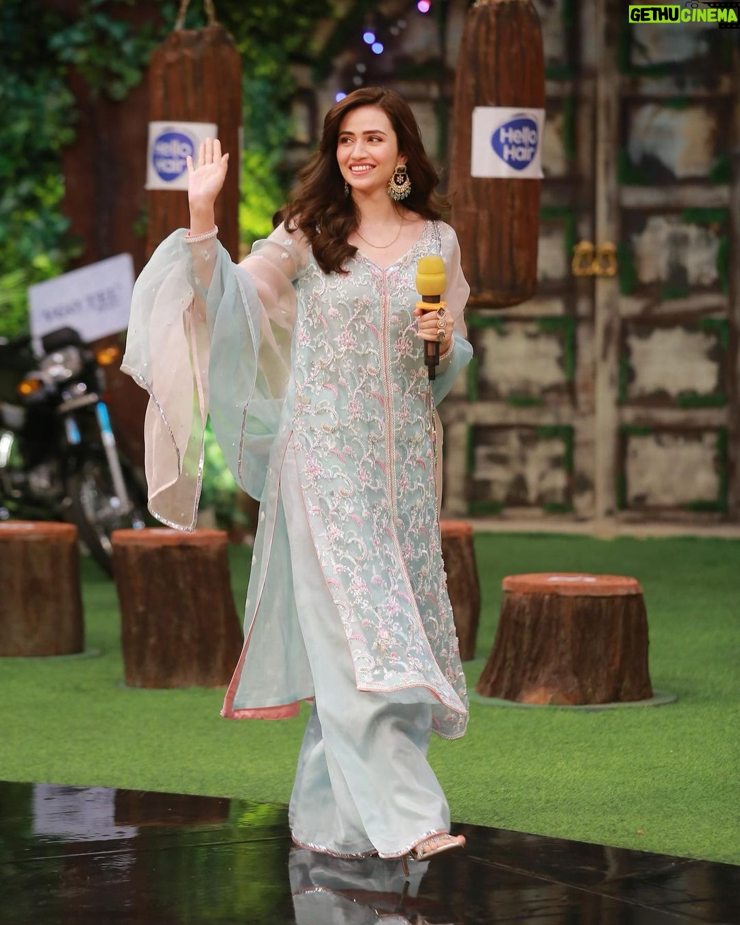 Sana Javed Instagram - Wearing this prettiest outfit by @mayapretofficial 💕 💄: @sheebamughal 📸: @omarsaeedofficial