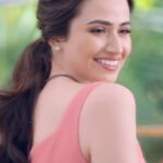 Sana Javed Instagram - Palmolive Naturals Radiant Glow with 100% natural milk & rose petal extracts 🌷makes your skin soft and looking glowing ✨ Executive Producer @harisqadeer Directed by @Xjollyx Hair and makeup: @nabila_salon @hairbyawais @zeeshu_mua 👗 @meeemsay @noman.syed @waqas_rizvi @mukizaidi @xainhaleem #PalmoliveNaturals #SoftGlowingSkin #YouCanFeelIt