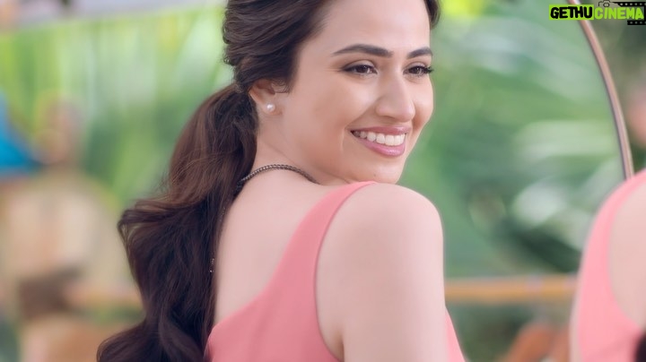 Sana Javed Instagram - Palmolive Naturals Radiant Glow with 100% natural milk & rose petal extracts 🌷makes your skin soft and looking glowing ✨ Executive Producer @harisqadeer Directed by @Xjollyx Hair and makeup: @nabila_salon @hairbyawais @zeeshu_mua 👗 @meeemsay @noman.syed @waqas_rizvi @mukizaidi @xainhaleem #PalmoliveNaturals #SoftGlowingSkin #YouCanFeelIt