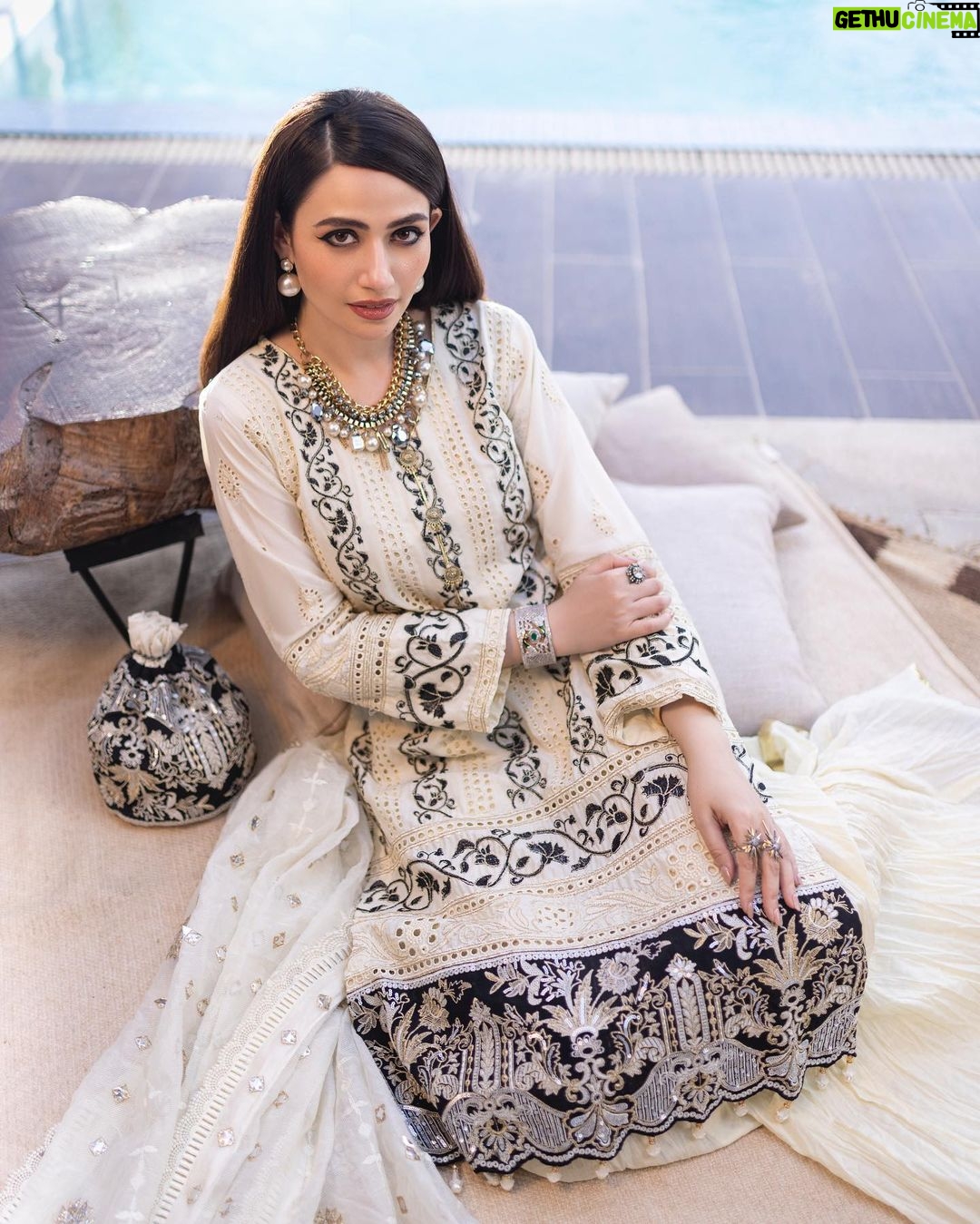 Sana Javed Instagram - @alzohaibtextile @mahiymaan 💄 @sunil_mua 📸 : @iam3h Stylist: @shakethingsupbyamal