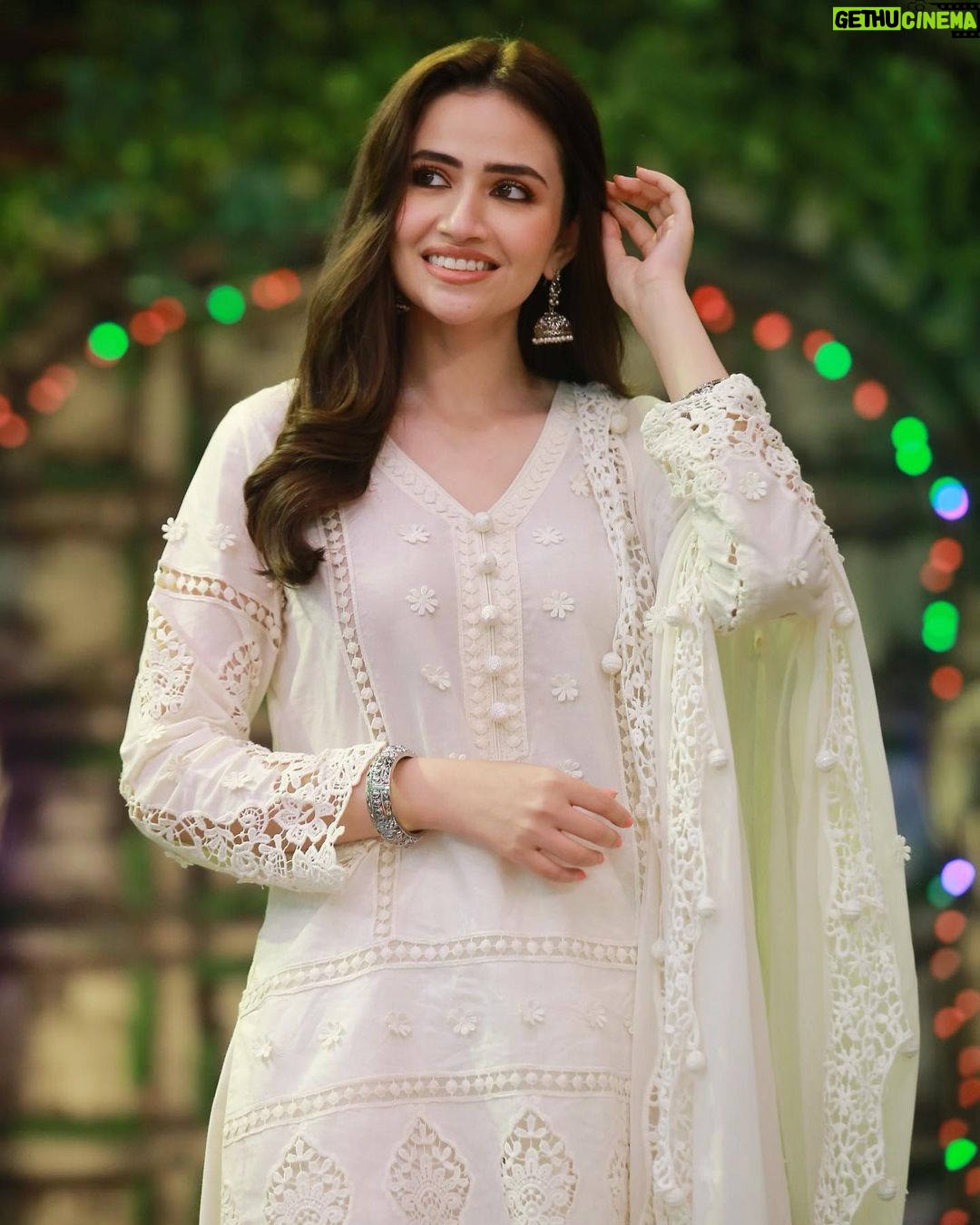 Sana Javed Instagram - 👗 : @rizwanbeyg 💄 : @sheebamughal 📸 : @omarsaeedofficial