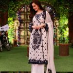 Sana Javed Instagram - #JeetoPakistanLeague with my favourite people 💙 👗: @rizwanbeyg 💄: @sheebamughal 📸: @omarsaeedofficial