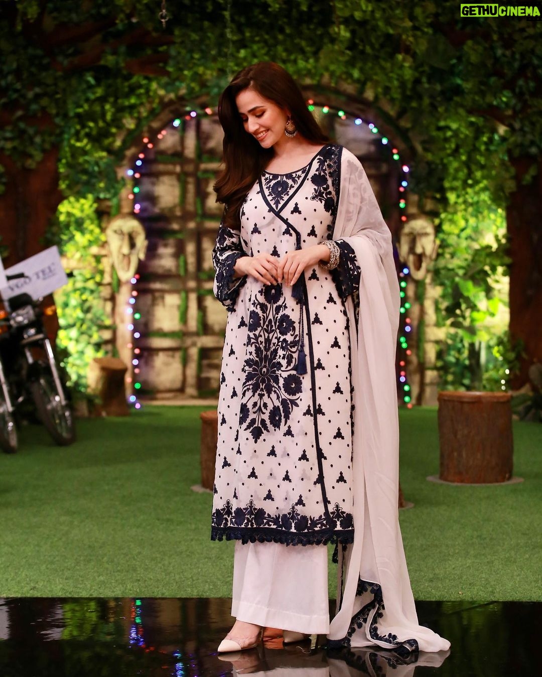 Sana Javed Instagram - #JeetoPakistanLeague with my favourite people 💙 👗: @rizwanbeyg 💄: @sheebamughal 📸: @omarsaeedofficial