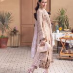 Sana Javed Instagram - ‘@mahiymaan’ Luxury Lawn - Eid Edition by @alzohaibtextile X @sanajaved.official Available in stores from 9th April ! #ALZOHAIB #Mahiymaan #SanaJaved #Eid #LuxuryLawn #FestiveLawn #Glam #Fashion #DesignerWear #ComingSoon
