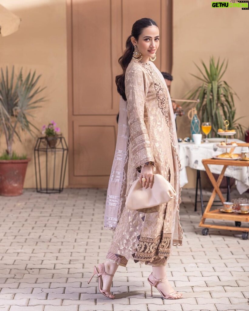Sana Javed Instagram - ‘@mahiymaan’ Luxury Lawn - Eid Edition by @alzohaibtextile X @sanajaved.official Available in stores from 9th April ! #ALZOHAIB #Mahiymaan #SanaJaved #Eid #LuxuryLawn #FestiveLawn #Glam #Fashion #DesignerWear #ComingSoon
