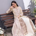 Sana Javed Instagram - ‘@mahiymaan’ Luxury Lawn - Eid Edition by @alzohaibtextile X @sanajaved.official Available in stores from 9th April ! #ALZOHAIB #Mahiymaan #SanaJaved #Eid #LuxuryLawn #FestiveLawn #Glam #Fashion #DesignerWear #ComingSoon