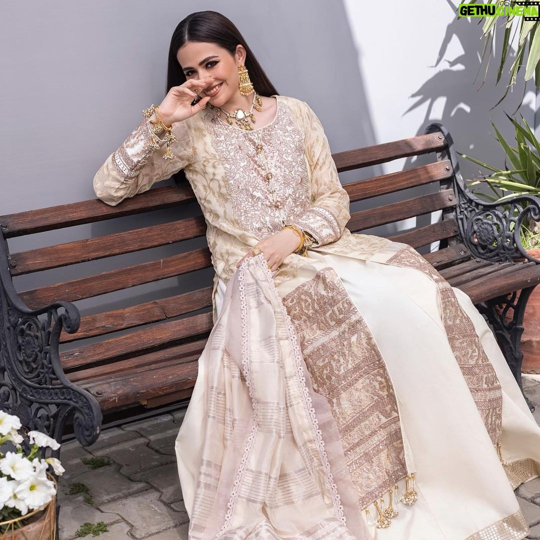Sana Javed Instagram - ‘@mahiymaan’ Luxury Lawn - Eid Edition by @alzohaibtextile X @sanajaved.official Available in stores from 9th April ! #ALZOHAIB #Mahiymaan #SanaJaved #Eid #LuxuryLawn #FestiveLawn #Glam #Fashion #DesignerWear #ComingSoon