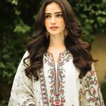 Sana Javed Instagram - 🌸 Gorgeous outfit ♥️ : @rizwanbeyg 💄: @sheebamughal 🥰 📸 : @hussain.mandviwala