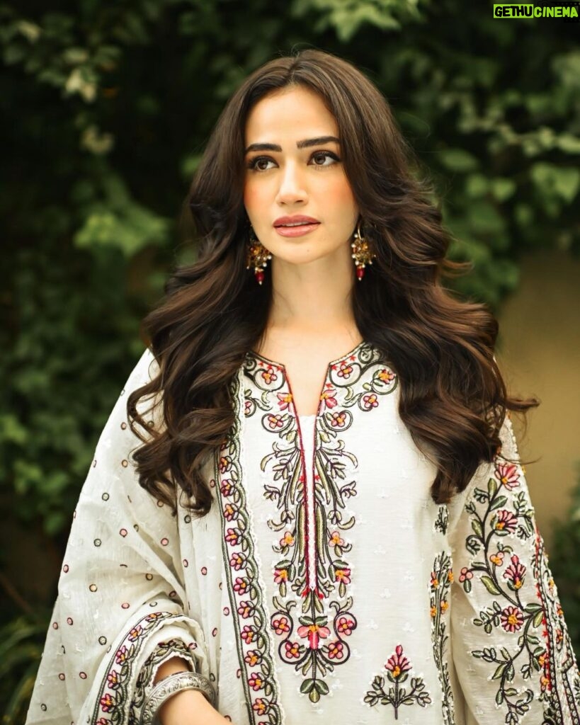 Sana Javed Instagram - 🌸 Gorgeous outfit ♥️ : @rizwanbeyg 💄: @sheebamughal 🥰 📸 : @hussain.mandviwala