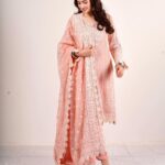 Sana Javed Instagram - 🤍 👗: @rizwanbeyg 💄 : @sheebamughal