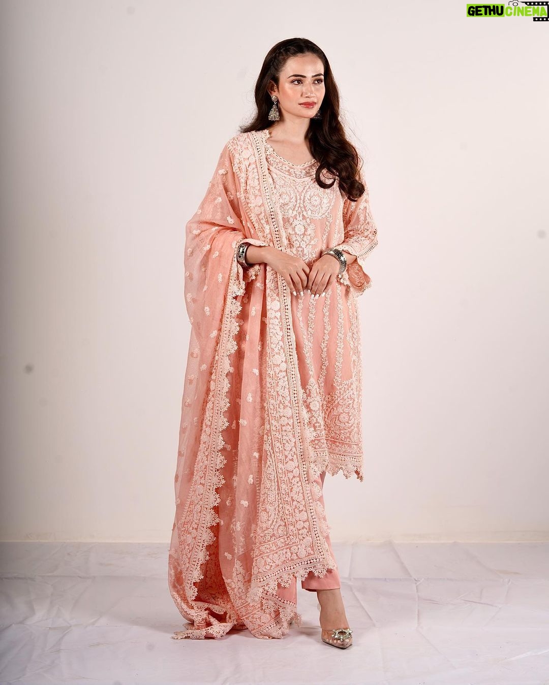 Sana Javed Instagram - In love with this outfit 😍: @rizwanbeyg 🤍 Hair and makeup by my love @sheebamughal 💕💕