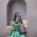 Sana Javed Instagram - ☘️ @alzohaibtextile @mahiymaan 💄: @sunil_mua 📸 : @iam3h Styling: @shakethingsupbyamal