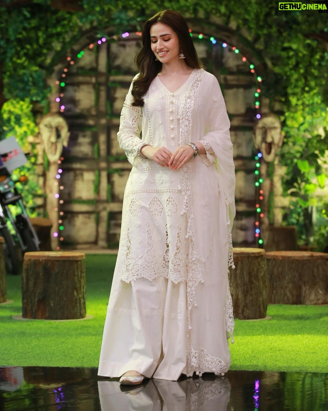 Sana Javed Instagram - 👗 : @rizwanbeyg 💄 : @sheebamughal 📸 : @omarsaeedofficial