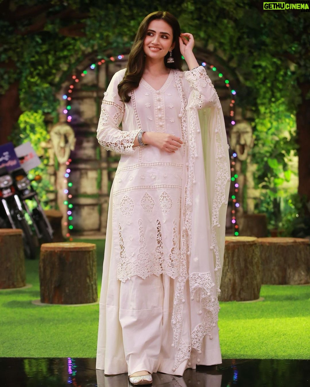 Sana Javed Instagram - 👗 : @rizwanbeyg 💄 : @sheebamughal 📸 : @omarsaeedofficial