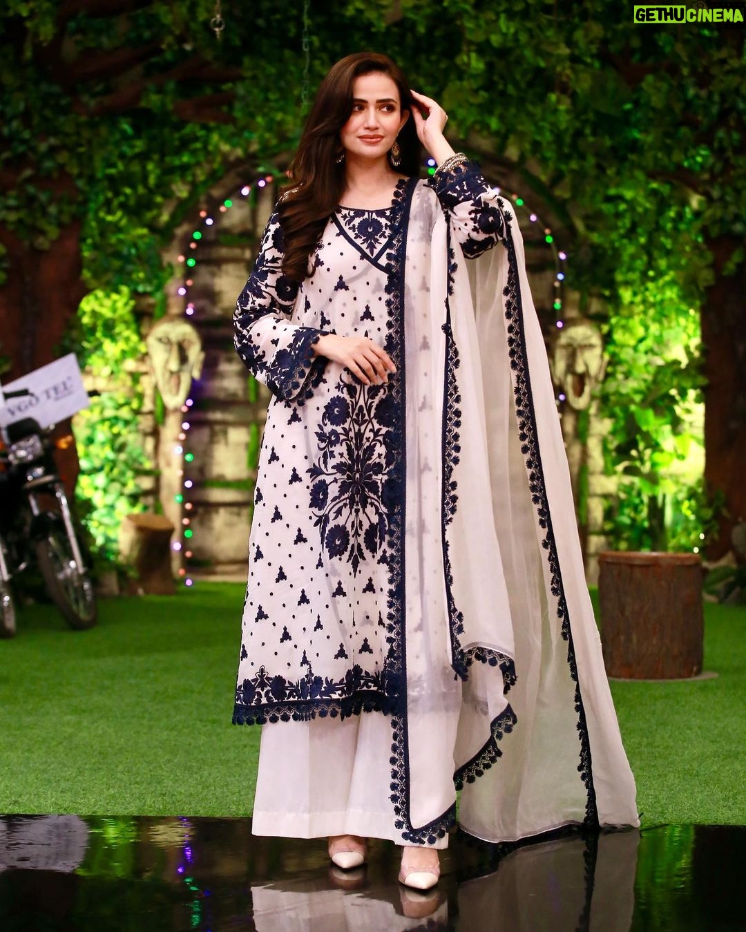 Sana Javed Instagram - #JeetoPakistanLeague with my favourite people 💙 👗: @rizwanbeyg 💄: @sheebamughal 📸: @omarsaeedofficial