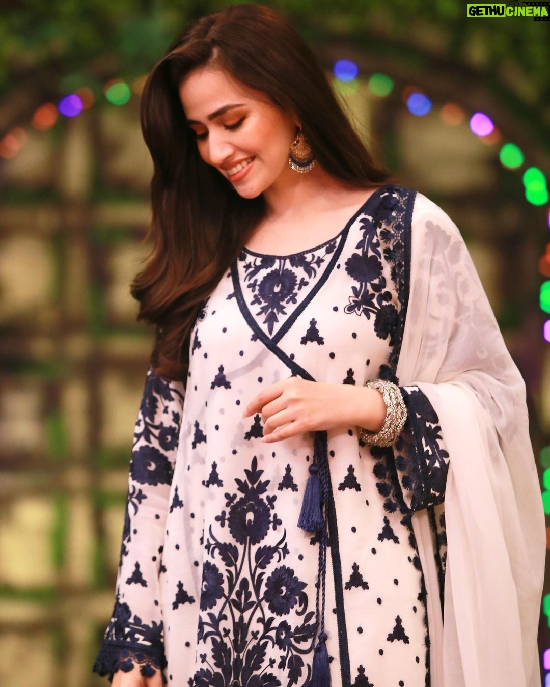 Sana Javed Instagram - #JeetoPakistanLeague with my favourite people 💙 👗: @rizwanbeyg 💄: @sheebamughal 📸: @omarsaeedofficial