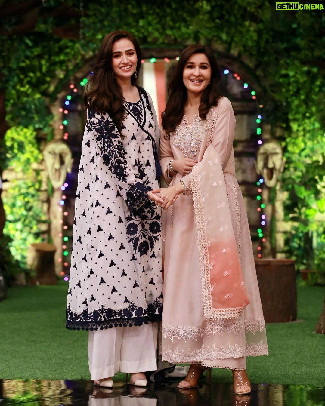 Sana Javed Instagram - #JeetoPakistanLeague with my favourite people 💙 👗: @rizwanbeyg 💄: @sheebamughal 📸: @omarsaeedofficial