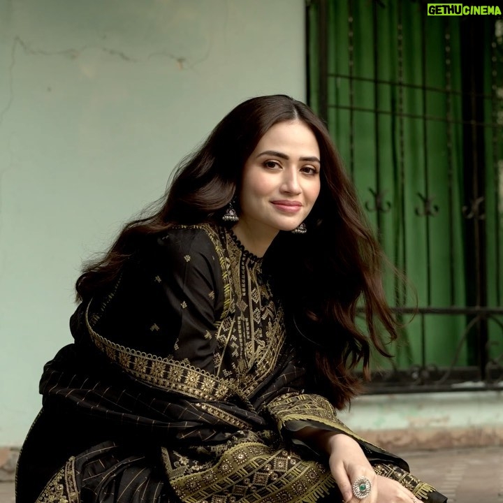 Sana Javed Instagram - @jazminonline đ¤most awaited collection âShahkaarâ Eid Festive Vol. 1 SSâ22 A collection that is one of a kind, inclusive of all summer palettes & timeless designs embellished in elegance! Absolutely loved wearing each design! Coming soon! #jazminonline #jazminshahkaar #eidfestive #festivelawn #embroidered #comingsoon