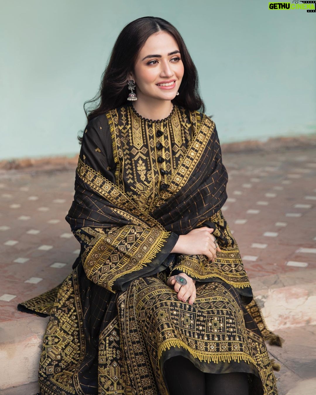 Sana Javed Instagram - @jazminonline đ¤most awaited collection âShahkaarâ Eid Festive Vol. 1 SSâ22 A collection that is one of a kind, inclusive of all summer palettes & timeless designs embellished in elegance! Absolutely loved wearing each design! Coming soon! đ¸ @shayank.sherwani #jazminonline #jazminshahkaar #eidfestive #festivelawn #embroidered #comingsoon