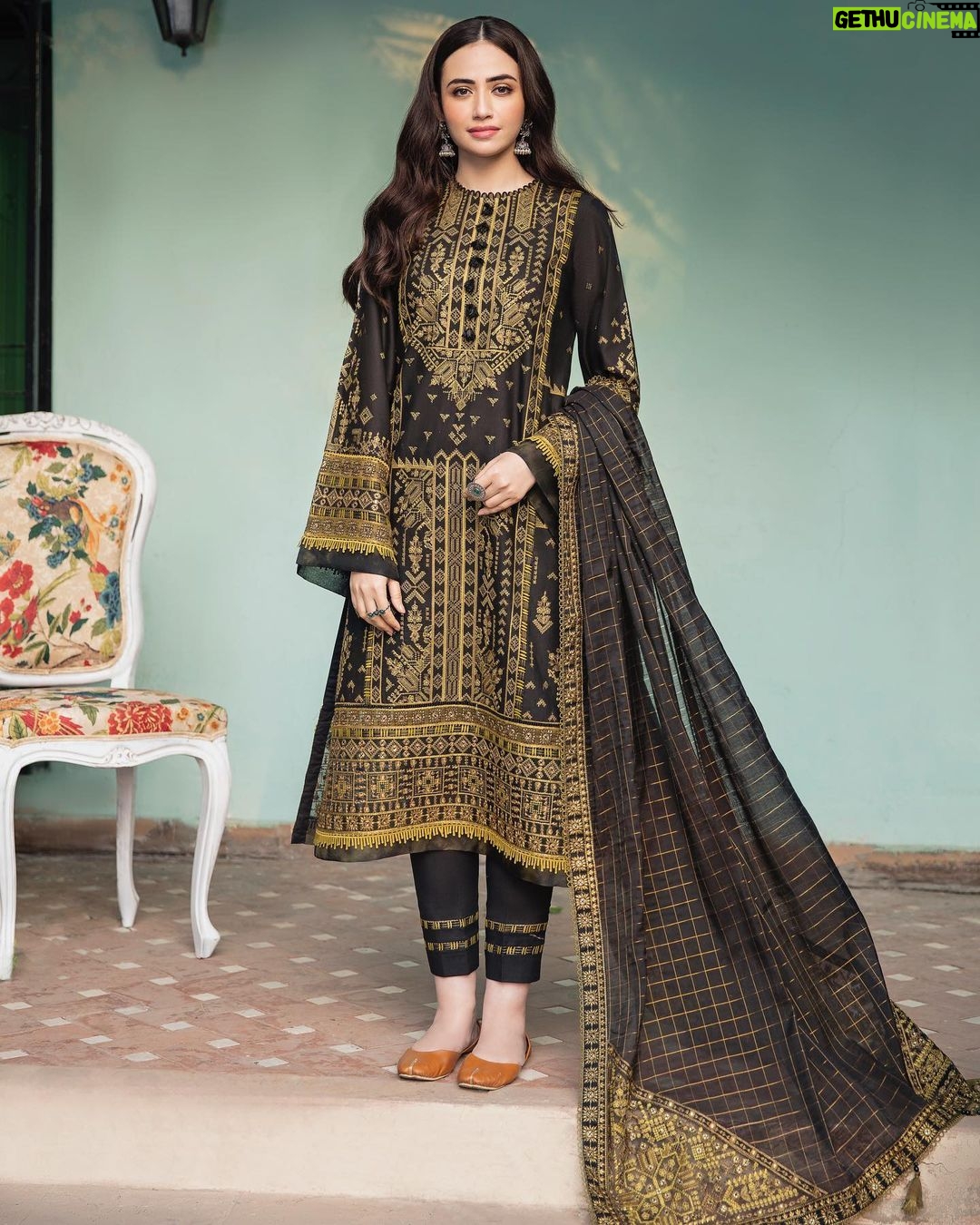 Sana Javed Instagram - @jazminonline đ¤most awaited collection âShahkaarâ Eid Festive Vol. 1 SSâ22 A collection that is one of a kind, inclusive of all summer palettes & timeless designs embellished in elegance! Absolutely loved wearing each design! Coming soon! đ¸ @shayank.sherwani Makeup & hair nabila @bryan.makeupartist1 #jazminonline #jazminshahkaar #eidfestive #festivelawn #embroidered #comingsoon