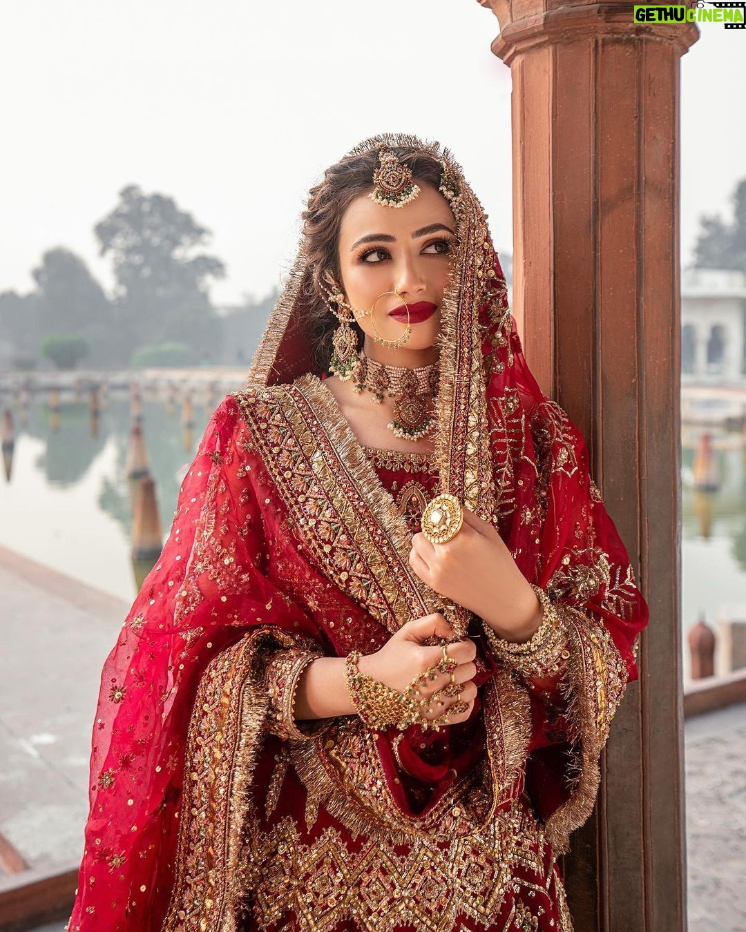 Sana Javed Instagram - ‘Khwaab sa’ 🌹 The longing of a girl to be the most beautiful bride. Fozia Tawfiq’s 2022 bridal campaign @foziatawfiq Hair, Makeup & Direction: @foziatawfiq Jewellery: @jewelsbynazish Bridalwear: @mohsin.Naveed.ranjha Menswear: @ziggimenswear Photographer: @natashazubair Fashion Film: @thathassaan