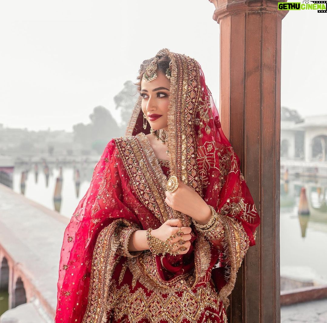 Sana Javed Instagram - ‘Khwaab sa’ The longing of a girl to be the most beautiful bride. Fozia Tawfiq’s 2022 bridal campaign @foziatawfiq Hair, Makeup & Direction: @foziatawfiq Jewellery: @jewelsbynazish Bridalwear: @mohsin.Naveed.ranjha Menswear: @ziggimenswear Photographer: @natashazubair Fashion Film: @thathassaan